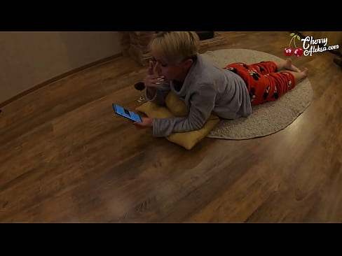 ❤️ Šialená blondínka fajčí obrovský penis a skáče na ňom - análny sex ❤️ Porno fb na nás